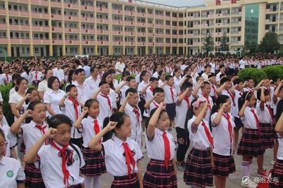 丹凤县第三小学举行“礼敬先贤、感恩师长”集体祭拜孔子活动