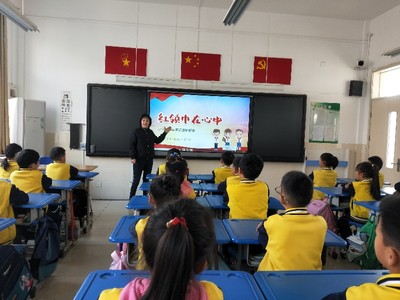 丹凤小学:红领巾在心中 --丹凤小学一年级二入队前教育主题班会