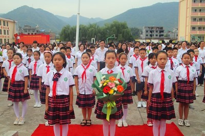 丹凤县第三小学教师节举行“礼敬先贤 感恩师长”集体祭拜孔子活动